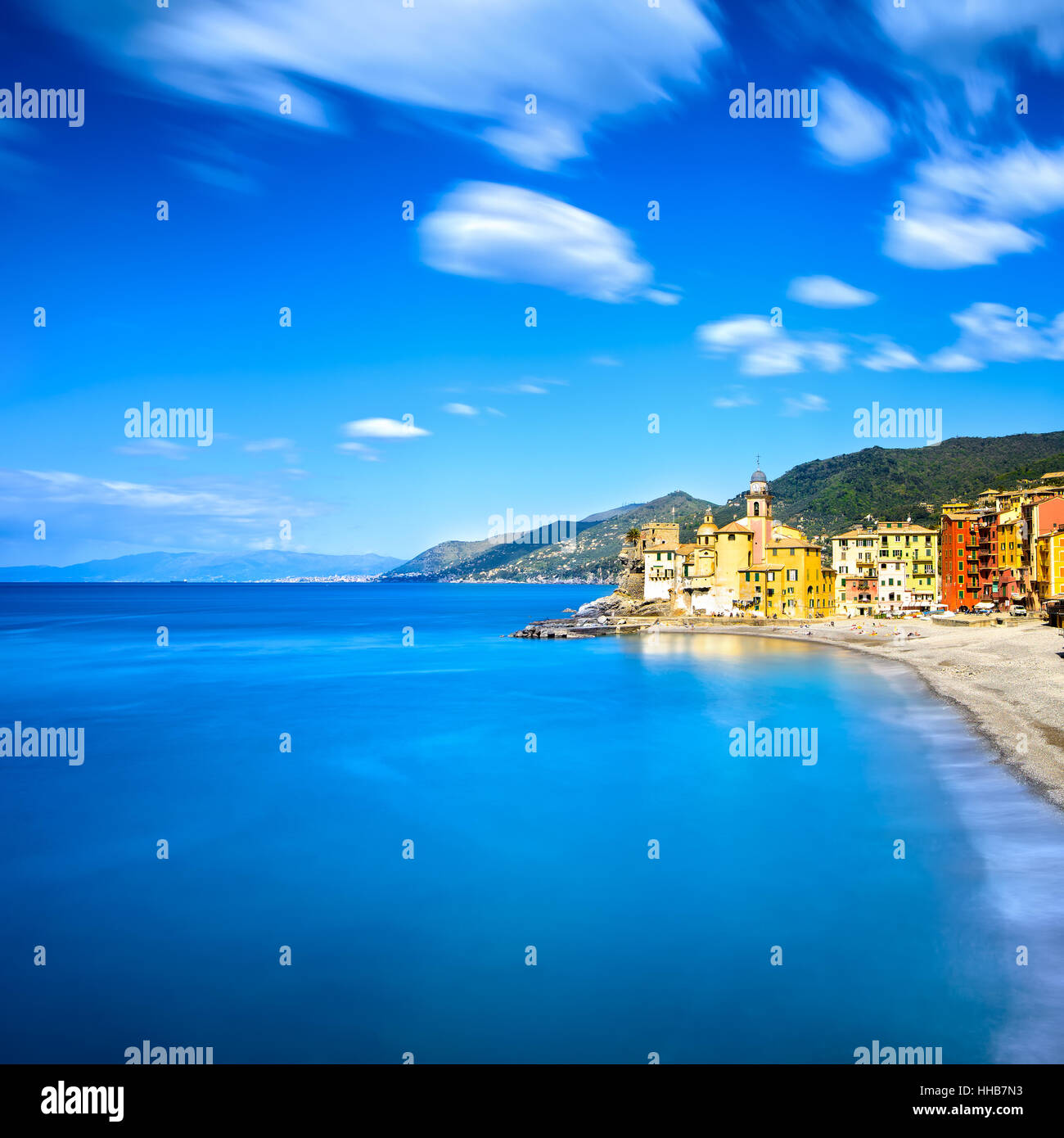 Catégorie : vieille église sur mer et vue sur la plage. Ligurie, Italie. Longue Exposition. Banque D'Images