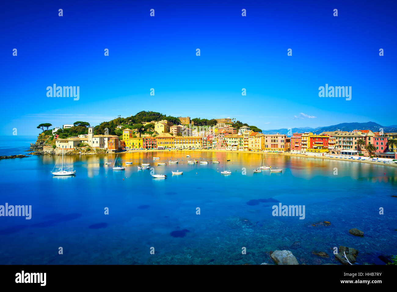 Sestri Levante silence bay ou Baia del Silenzio sea harbor et plage vue sur le matin. Ligurie, Italie. L'exposition longue Banque D'Images