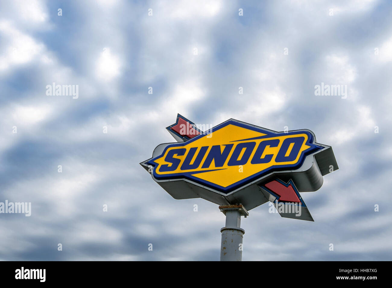 Sunoco signe sur un poteau à une aire de repos est considéré dans un ciel nuageux. Banque D'Images