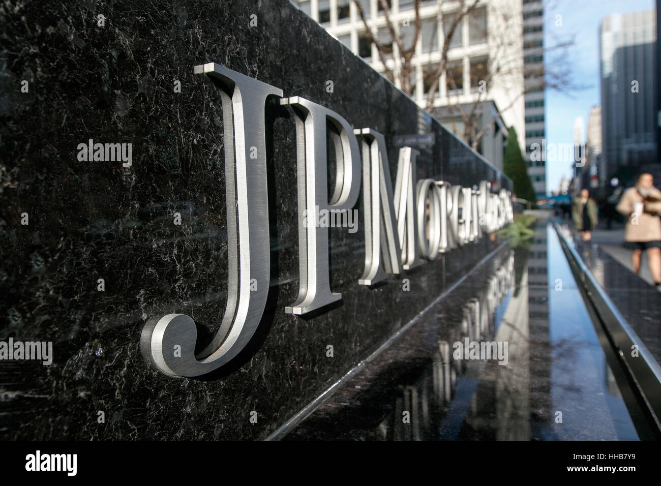 Lettrage d'entreprise JP Morgan Chase à l'immeuble de bureaux sur l'Avenue du Parc. Banque D'Images