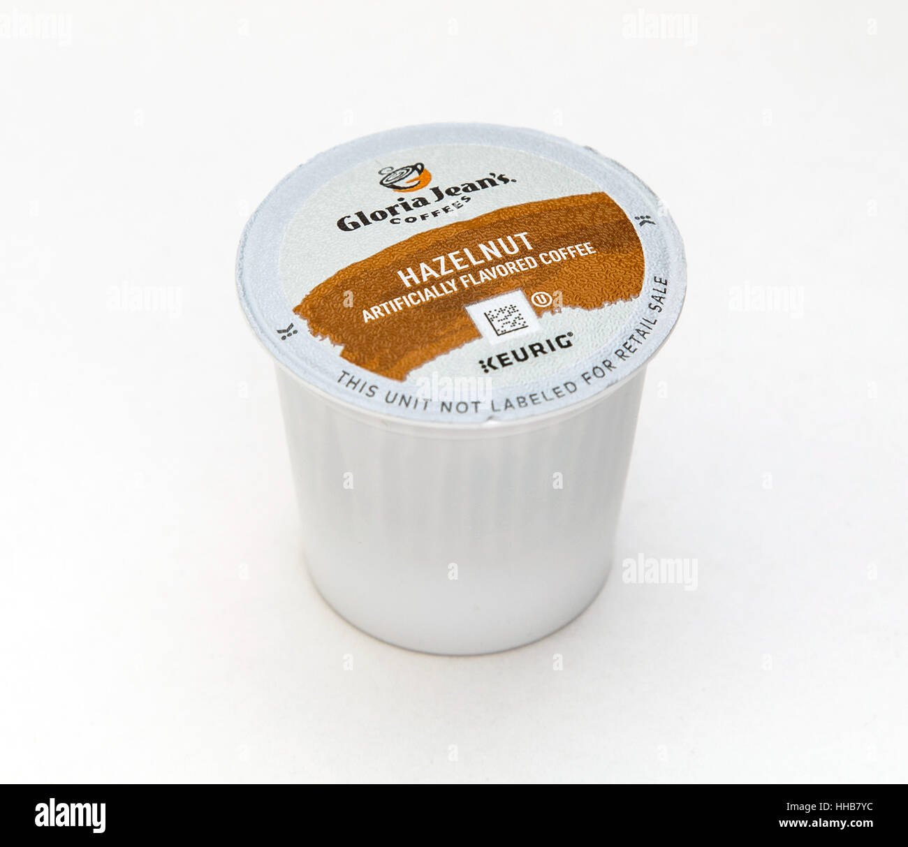 Une seule noisette capsule pour machine à café Keurig par Gloria Jean's est vu contre l'arrière-plan blanc. Banque D'Images