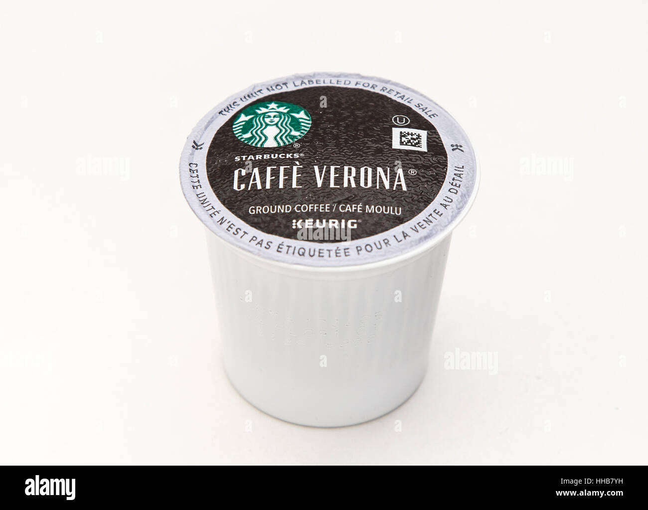Une seule capsule de café Starbucks Caffe Verona pour machine à café Keurig est vu contre fond blanc. Banque D'Images