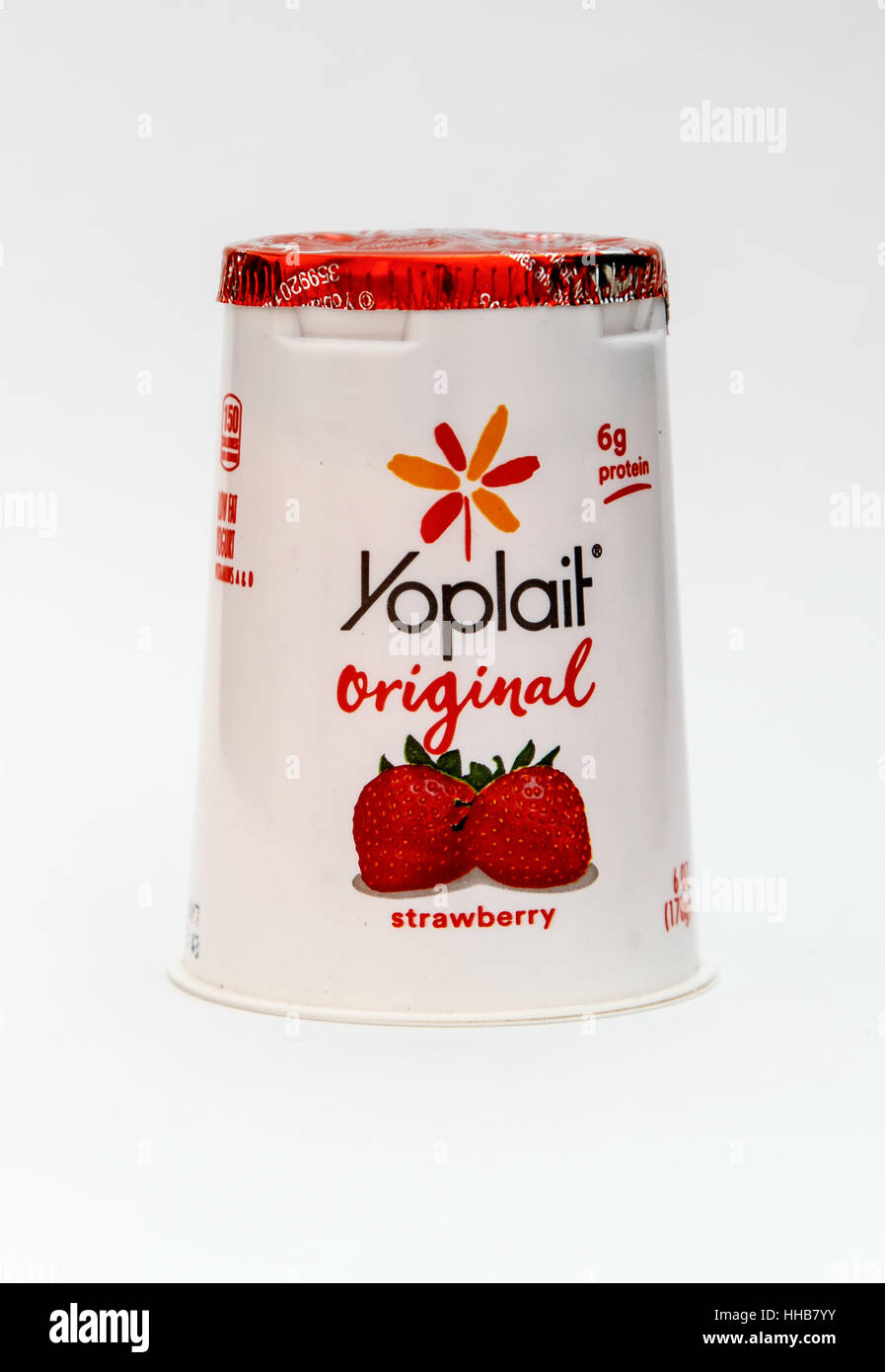 Un yogourt Yoplait à saveur de fraise est vu contre fond blanc. Banque D'Images