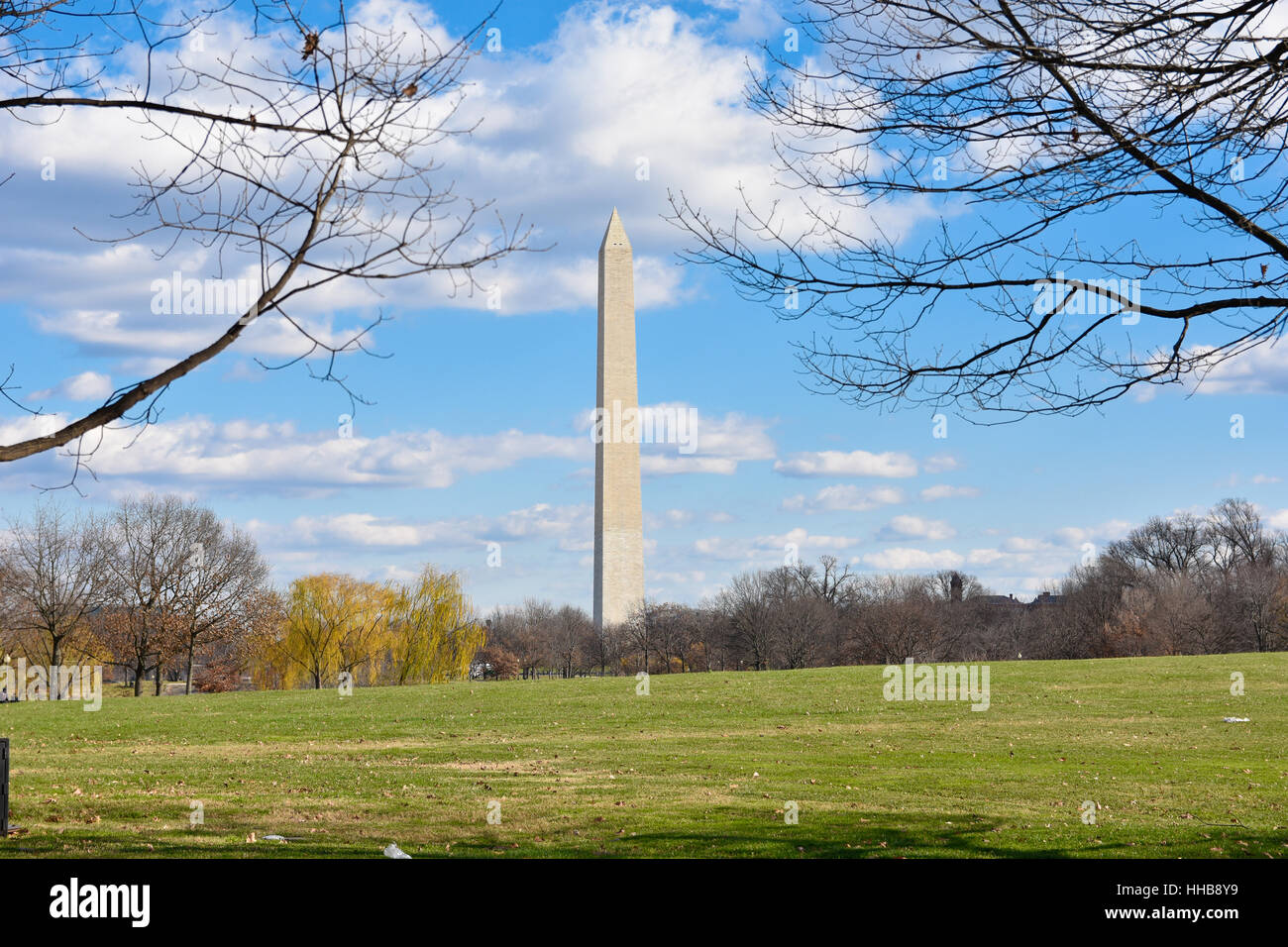 Washington DC, USA. Vue sur le Washington Monument en bleu ciel. Banque D'Images