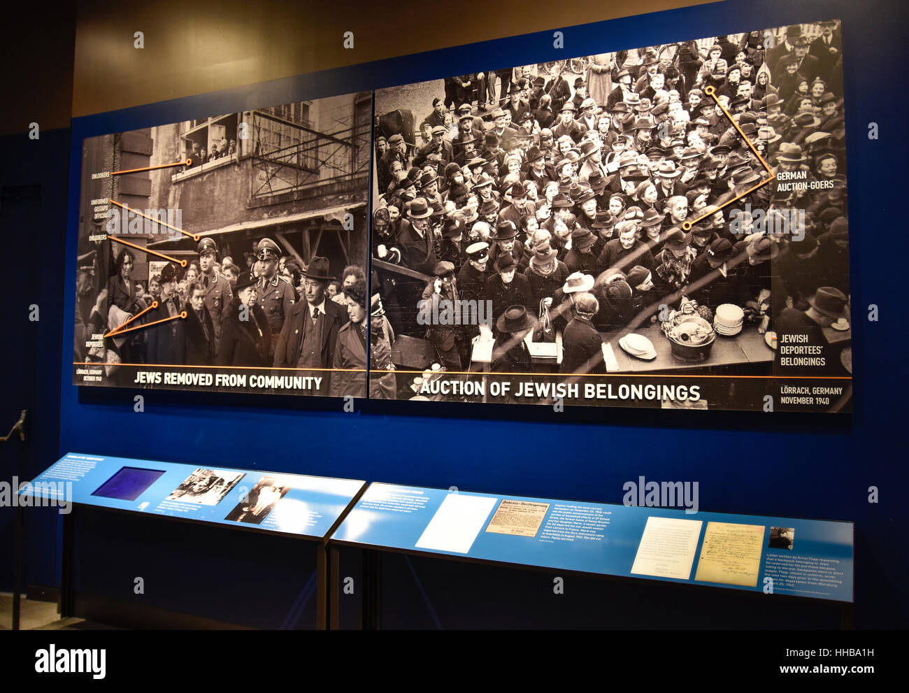 Washington DC, USA - vue intérieure de l'Holocaust Memorial Museum. De véritables photos de la propagande nazie, déportées, d'objets, d'un crématorium. Banque D'Images