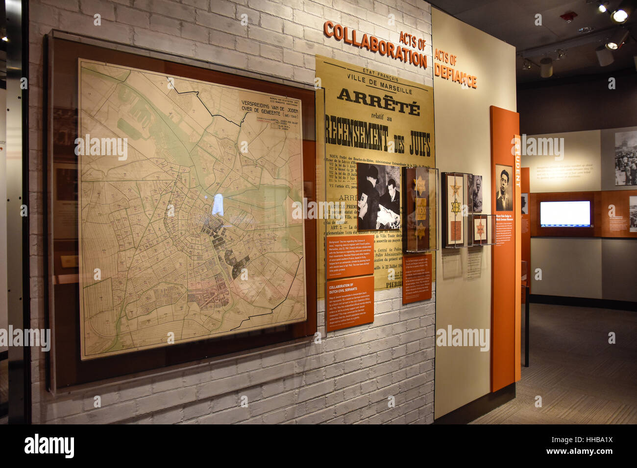 Washington DC, USA - vue intérieure de l'Holocaust Memorial Museum. De véritables photos de la propagande nazie, déportées, d'objets, d'un crématorium. Banque D'Images