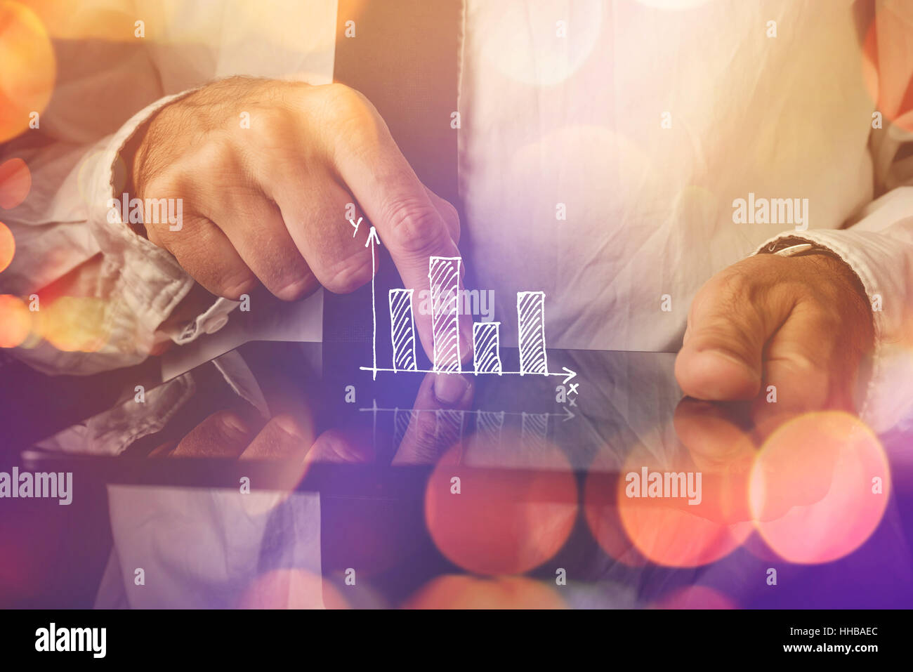 Businessman with tablet computer et schéma, infographie aide visuelle pour l'efficacité de l'entreprise Banque D'Images