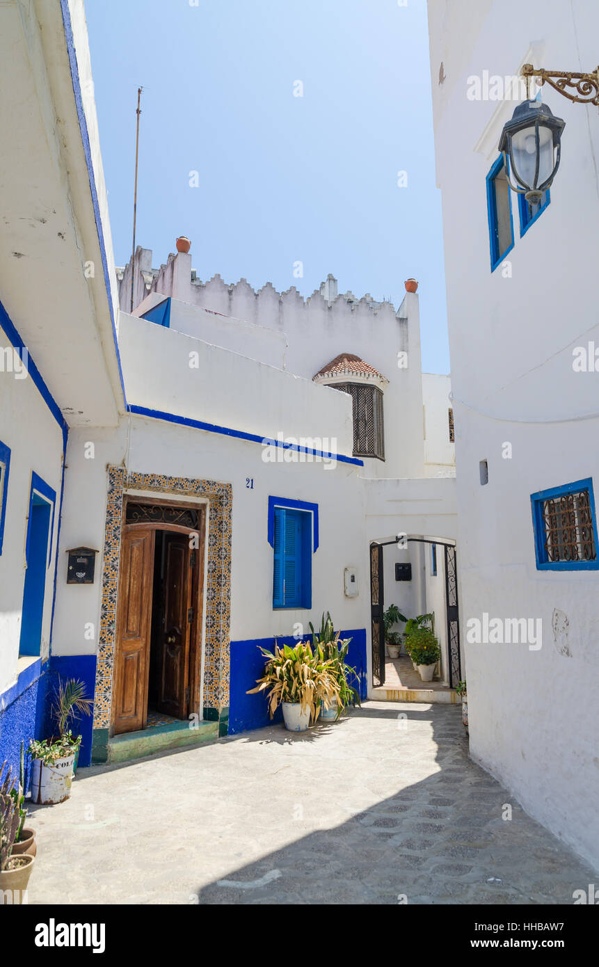 Bleu et blanc traditionnel de maisons historiques de l'allée côté ville marocaine Asilah, Maroc, afrique du nord Banque D'Images