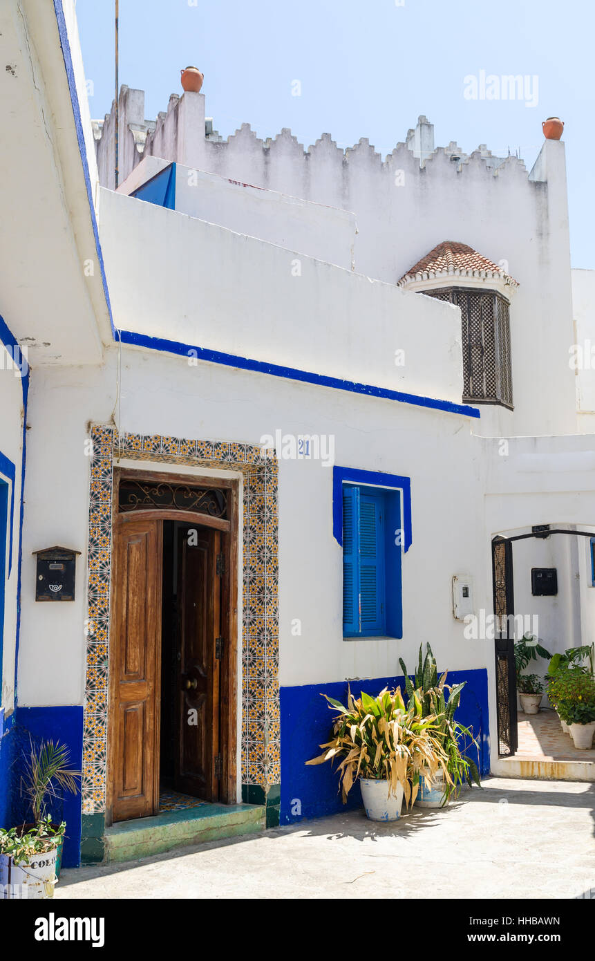 Bleu et blanc traditionnel de maisons historiques de l'allée côté ville marocaine Asilah, Maroc, afrique du nord Banque D'Images