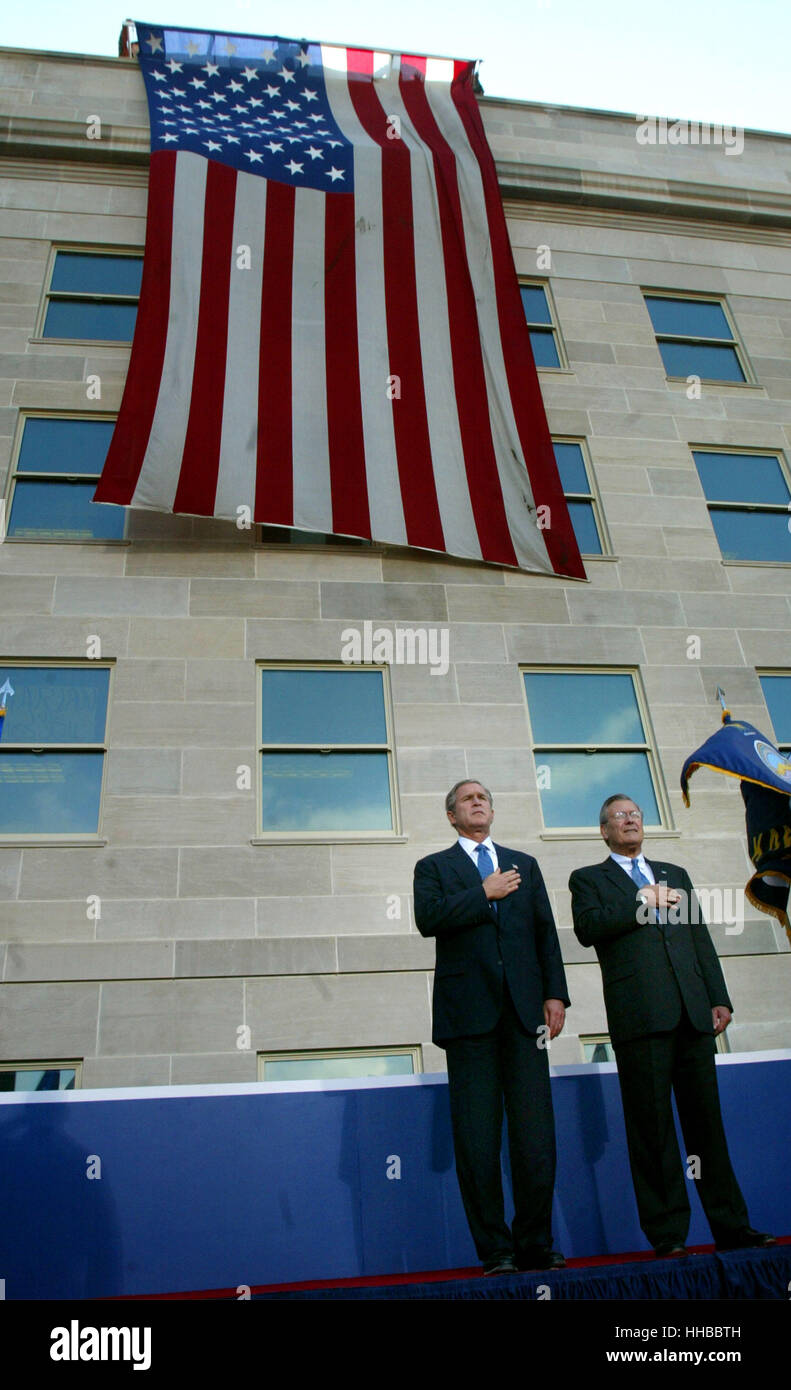 Washington, DC - 11 septembre 2002 - Le président américain George W. Bush vagues aux participants de l'attaque du 9/11 commerative cérémonie au Pentagone à Washington le 11 septembre 2002. De gauche à droite : Mme Joyce Rumsfeld, Secrétaire de la Défense Donald Rumsf Banque D'Images