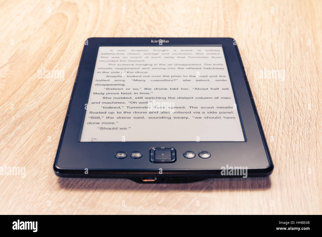 Kindle ebook reader avec affiche la page d'un livre sur la table. Banque D'Images