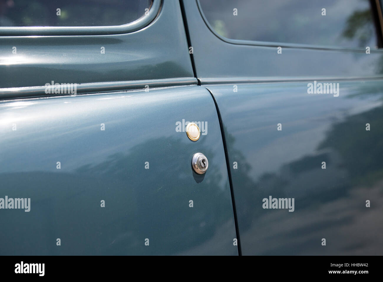 Un détail de la porte par bouton-poussoir sur le scarabée, automobile monospace1936 conçu par William Stout. Banque D'Images