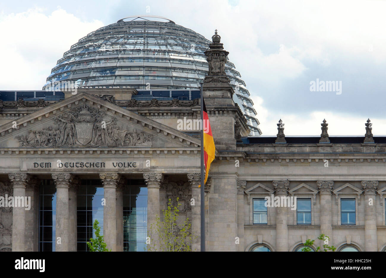 Détail du parlement allemand à Berlin avec coupole en verre et de reliefs en pierre Banque D'Images