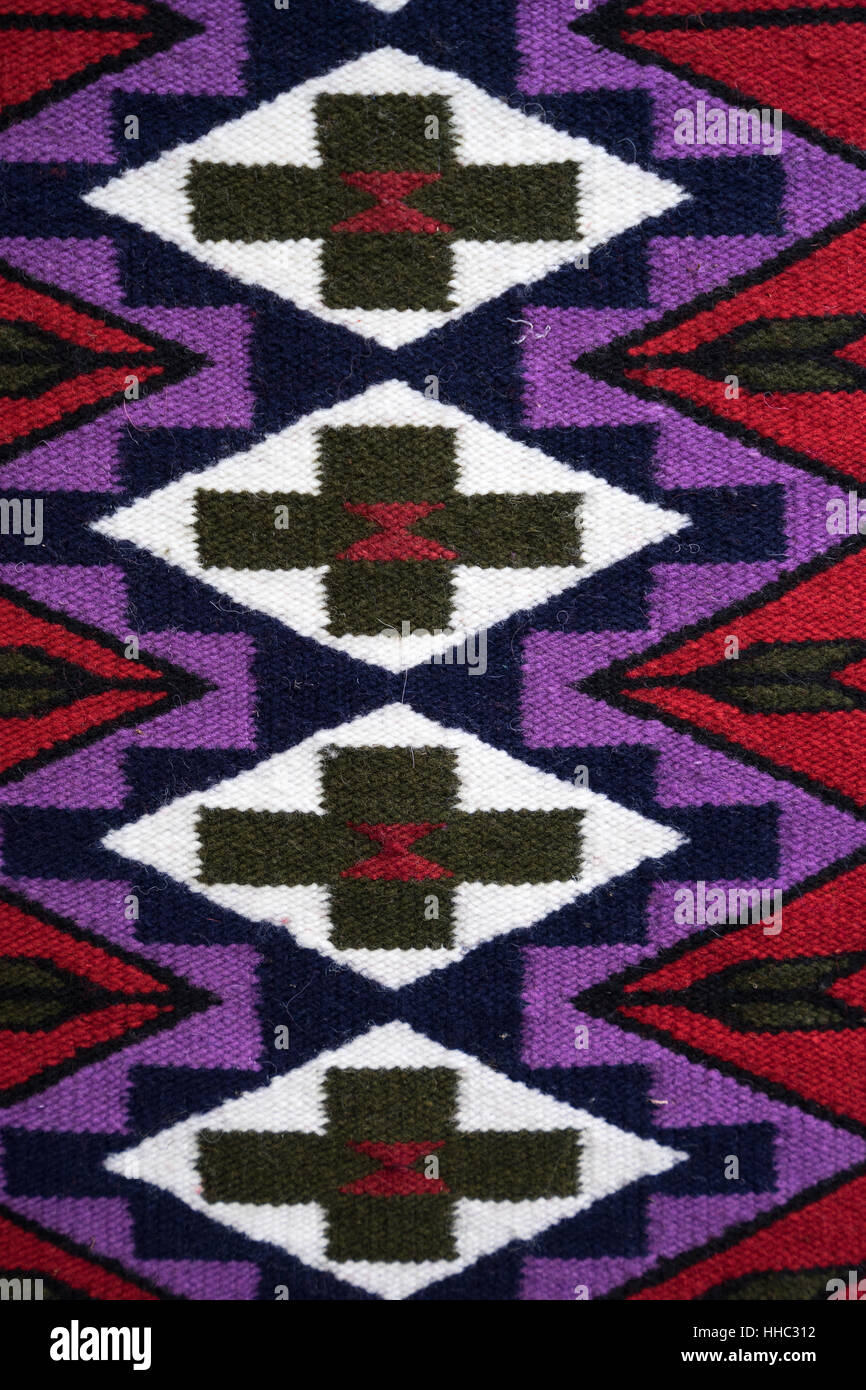 Les textiles traditionnels colorés à Otavalo Équateur marché plein air Banque D'Images