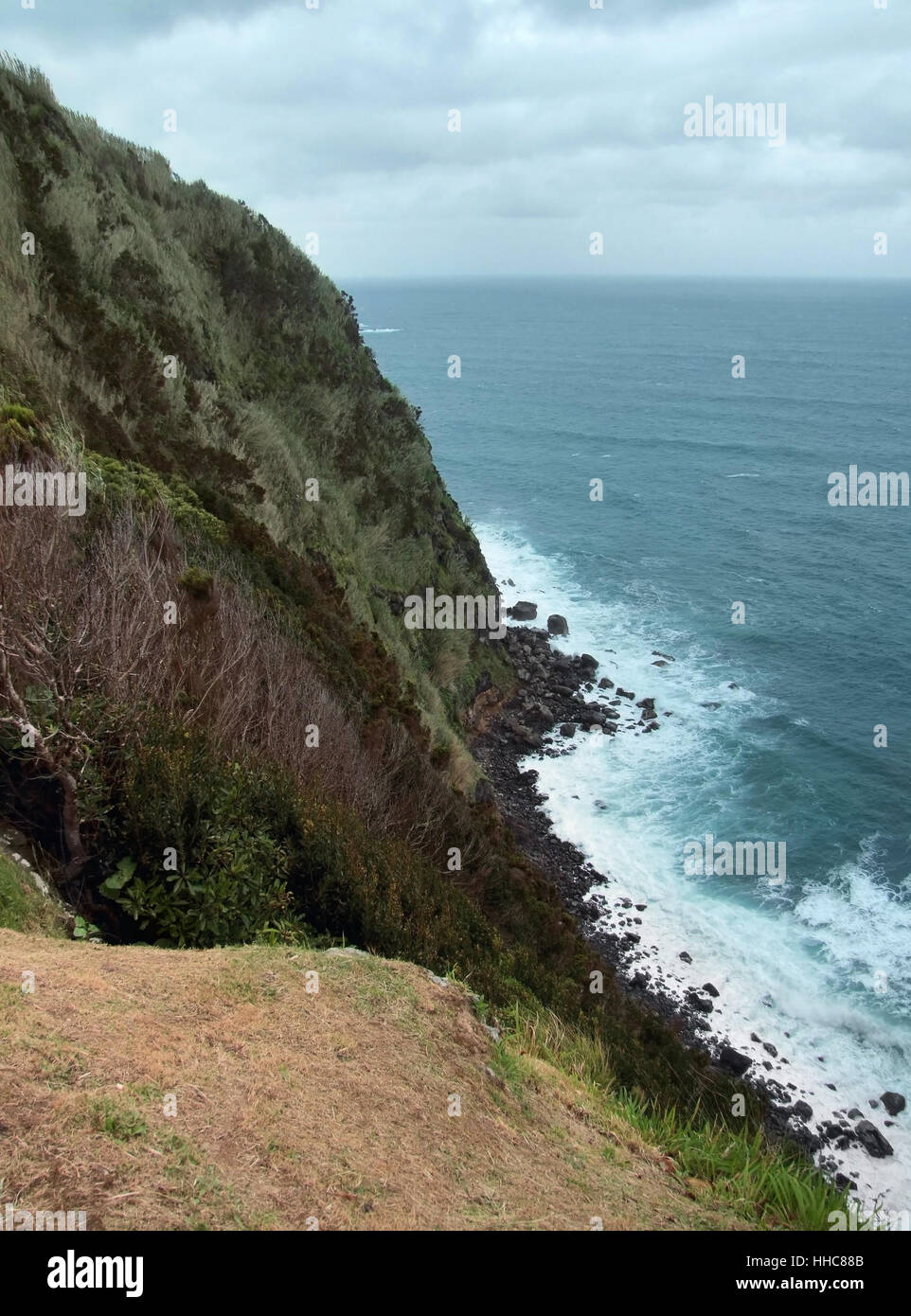 Paysages côtières rocheuses à l'île de São Miguel, la plus grande île de l'archipel des Açores, un groupe d'îles volcanique situé au milieu de l'océan Atlantique Nord (Portugal) Banque D'Images