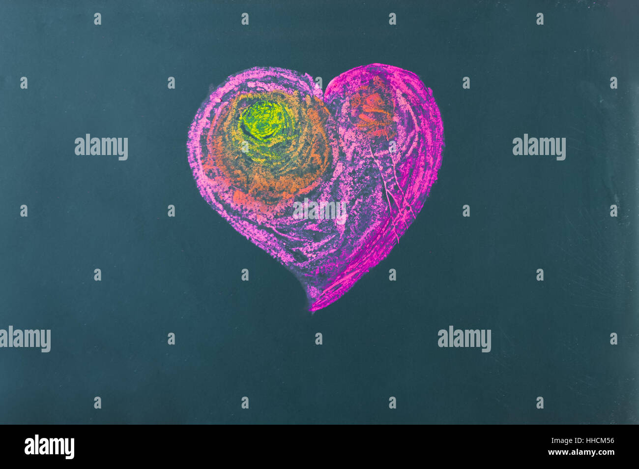 Coeur symbole dessiné à la craie sur les couleurs du vert. Happy valentines day concept. Arrière-plan de copier les textes ou les composants graphiques. Banque D'Images