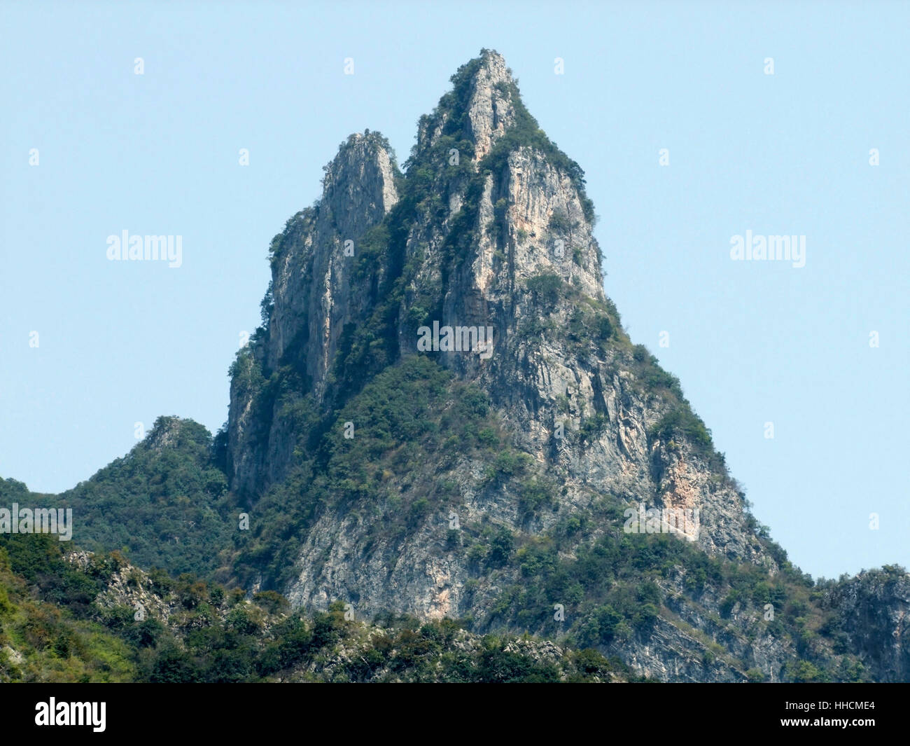 Envahi par la pic de montagne près de la rivière Yangtze en Chine Banque D'Images