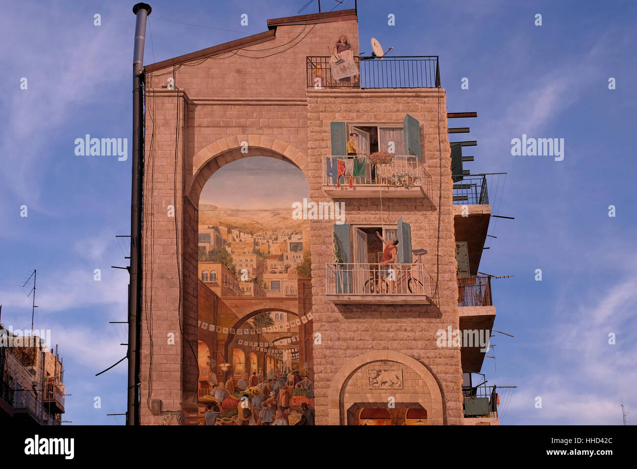 Peinture sur un bâtiment résidentiel par le groupe d'artistes français ( de la création Cité ) à Nachlaot ou Nahlaot un regroupement de 23 quartiers ancienne cour qui peuplaient la nouvelle ville après avoir quitté la ville fortifiée de Jérusalem à la fin du 19e siècle situé dans l'ouest de Jérusalem Israël Banque D'Images