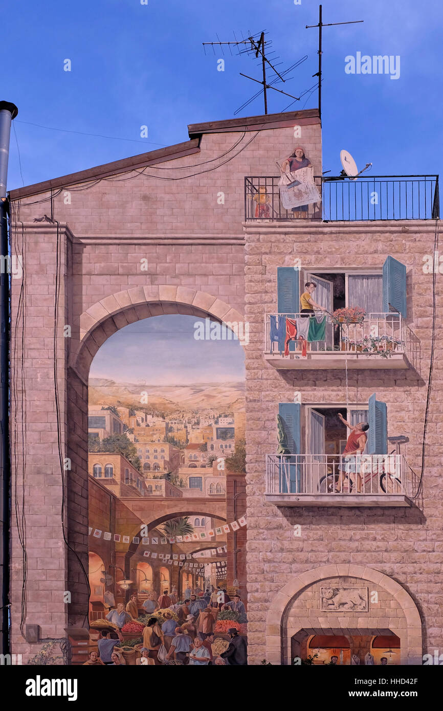 Peinture sur un bâtiment résidentiel par le groupe d'artistes français ( de la création Cité ) à Nachlaot ou Nahlaot un regroupement de 23 quartiers ancienne cour qui peuplaient la nouvelle ville après avoir quitté la ville fortifiée de Jérusalem à la fin du 19e siècle situé dans l'ouest de Jérusalem Israël Banque D'Images