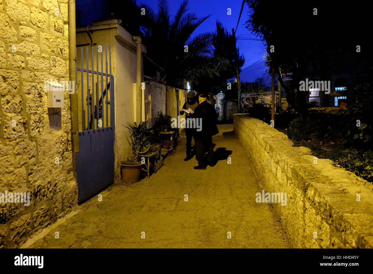 Les résidents juifs chatting in Moshe un ancien quartier cour aujourd'hui partie de Nahlaot Nachlaot ou un regroupement de 23 quartiers ancienne cour qui peuplaient la nouvelle ville après avoir quitté la ville fortifiée de Jérusalem à la fin du 19e siècle situé dans l'ouest de Jérusalem Israël Banque D'Images