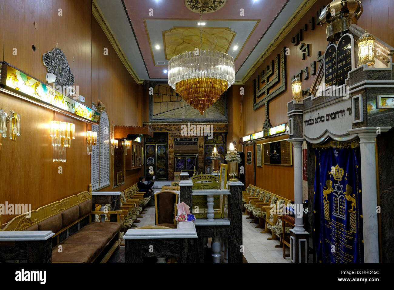Un juif religieux sépharade, homme à l'intérieur d'Hessed Verahamim synagogue à Bela Moshe un ancien quartier cour aujourd'hui partie de Nahlaot Nachlaot ou un regroupement de 23 quartiers ancienne cour qui peuplaient la nouvelle ville après avoir quitté la ville fortifiée de Jérusalem à la fin du 19e siècle situé dans l'ouest de Jérusalem Israël Banque D'Images