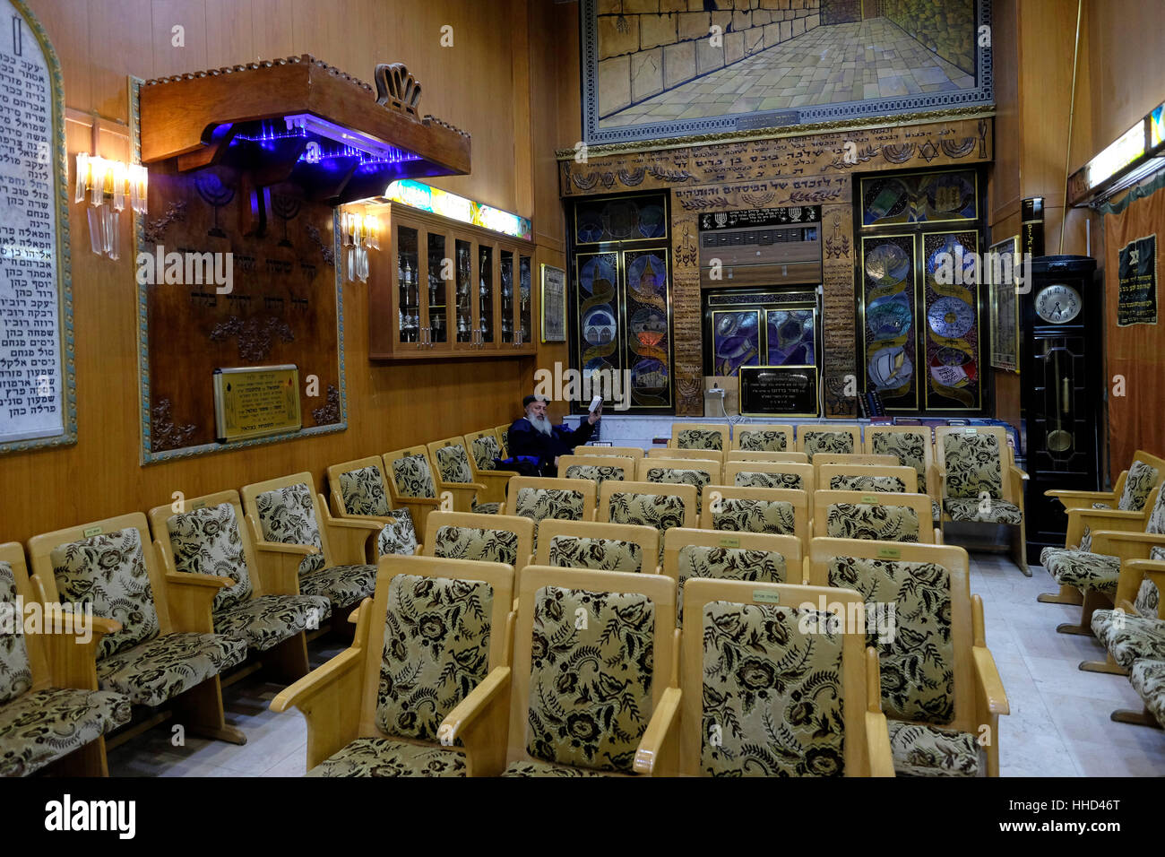 Un juif religieux sépharade, homme à l'intérieur d'Hessed Verahamim synagogue à Bela Moshe un ancien quartier cour aujourd'hui partie de Nahlaot Nachlaot ou un regroupement de 23 quartiers ancienne cour qui peuplaient la nouvelle ville après avoir quitté la ville fortifiée de Jérusalem à la fin du 19e siècle situé dans l'ouest de Jérusalem Israël Banque D'Images