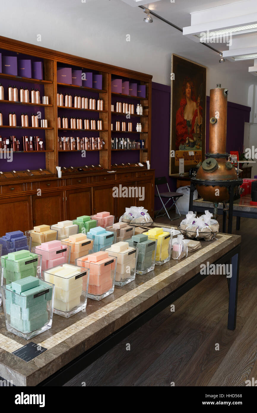 Perfumery molinard Banque de photographies et d'images à haute résolution -  Alamy
