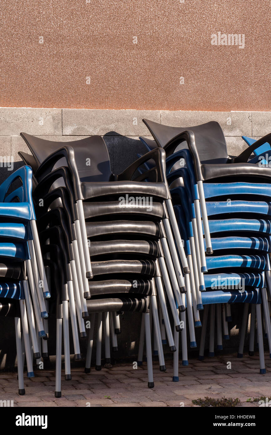 Pile de chaises contre un mur Banque D'Images