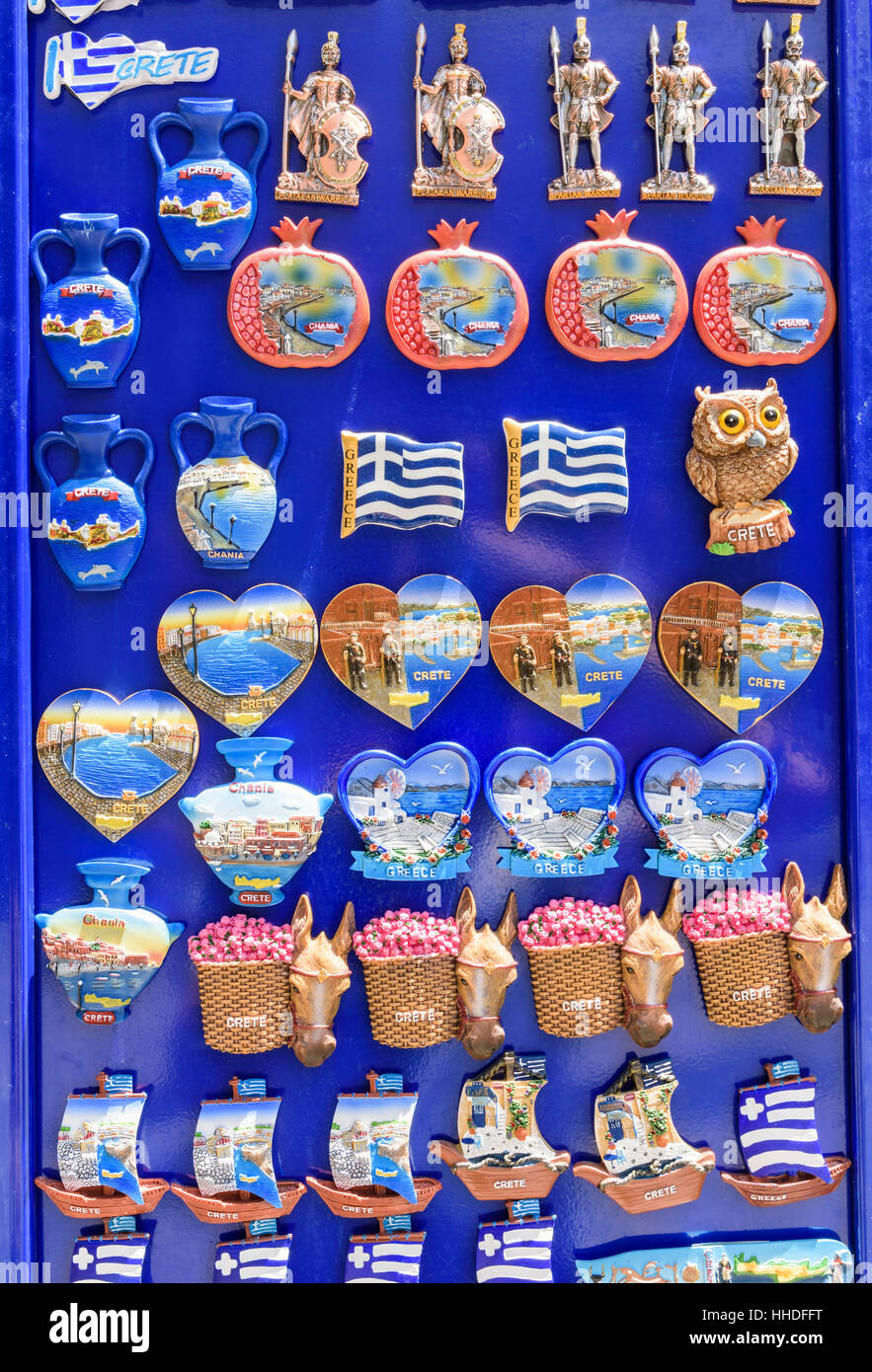 Des souvenirs pour touristes d'aimants de réfrigérateur, Grèce, Chania, Crète, Grèce Banque D'Images