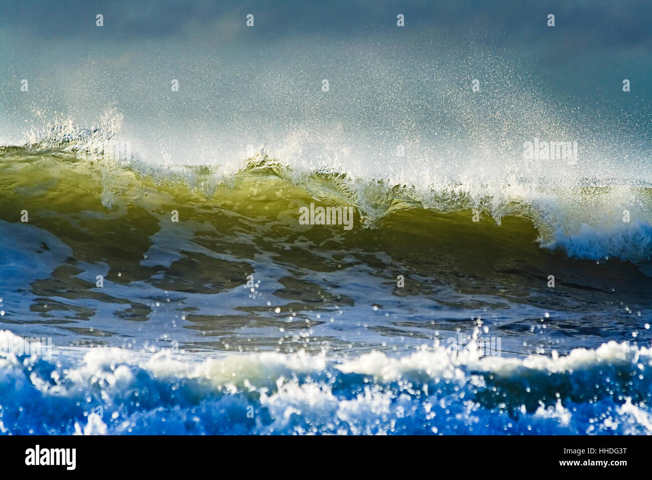 L'avant de l'onde de tempête puissante haute roulant sur plage de l'océan Pacifique dans le Queensland Banque D'Images