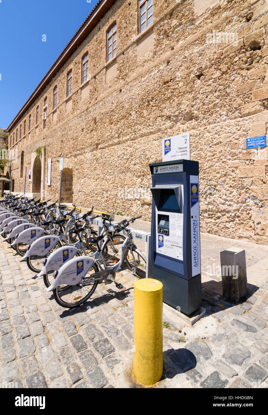 Vélos dans les supports à vélos du système de partage de vélos municipaux en place Katechaki, Chania, Crète, Grèce Banque D'Images