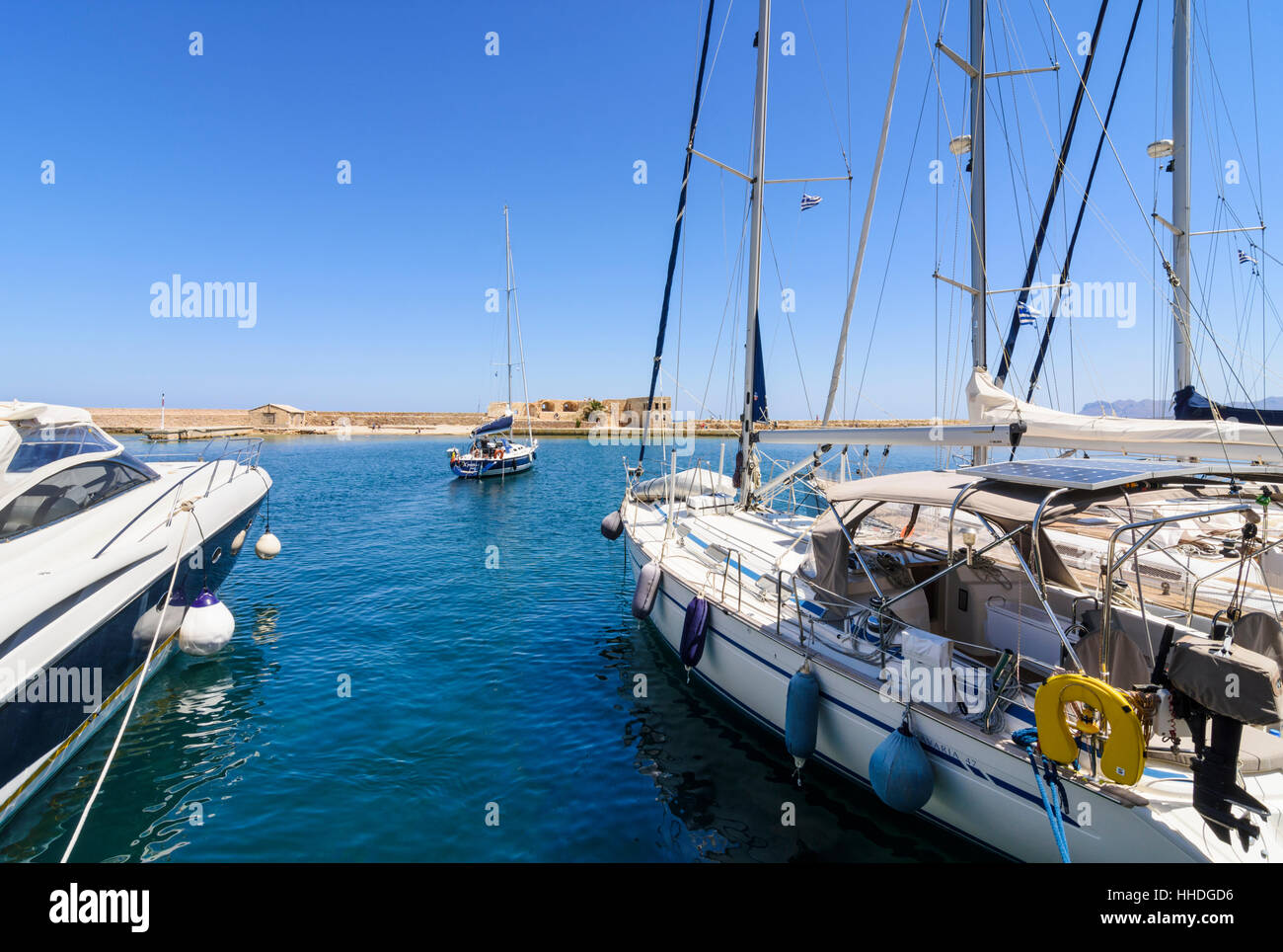 Les yachts et les bateaux dans le port intérieur de l'ancien port vénitien de La Canée, Crète, Grèce Banque D'Images