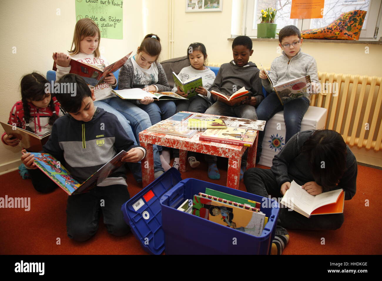 Élèves de l'école primaire de lire des livres sur le vivre en Afrique. Banque D'Images