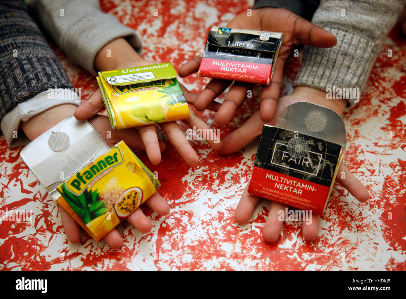 Élèves de l'école primaire de créer des sacs de boissons emballage des produits du commerce équitable. Projet sur la durabilité. Banque D'Images