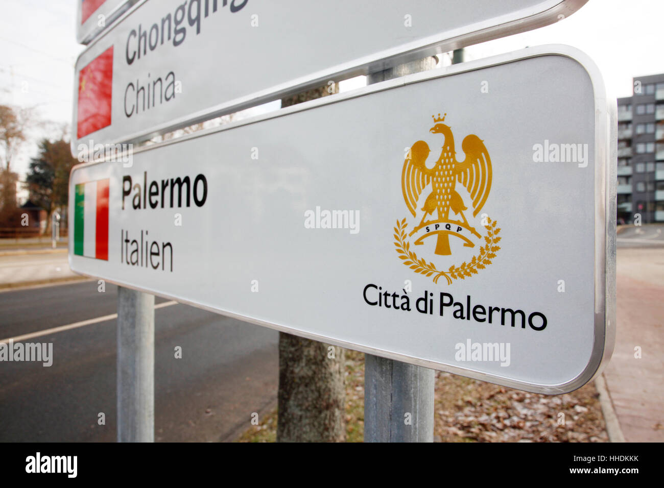 Le nouveau signe avec la nouvelle ville jumelée de Palerme en Italie de Duesseldorf Banque D'Images