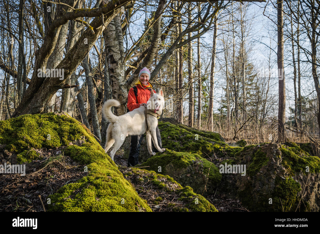Femme avec un chien blanc dans les bois Banque D'Images