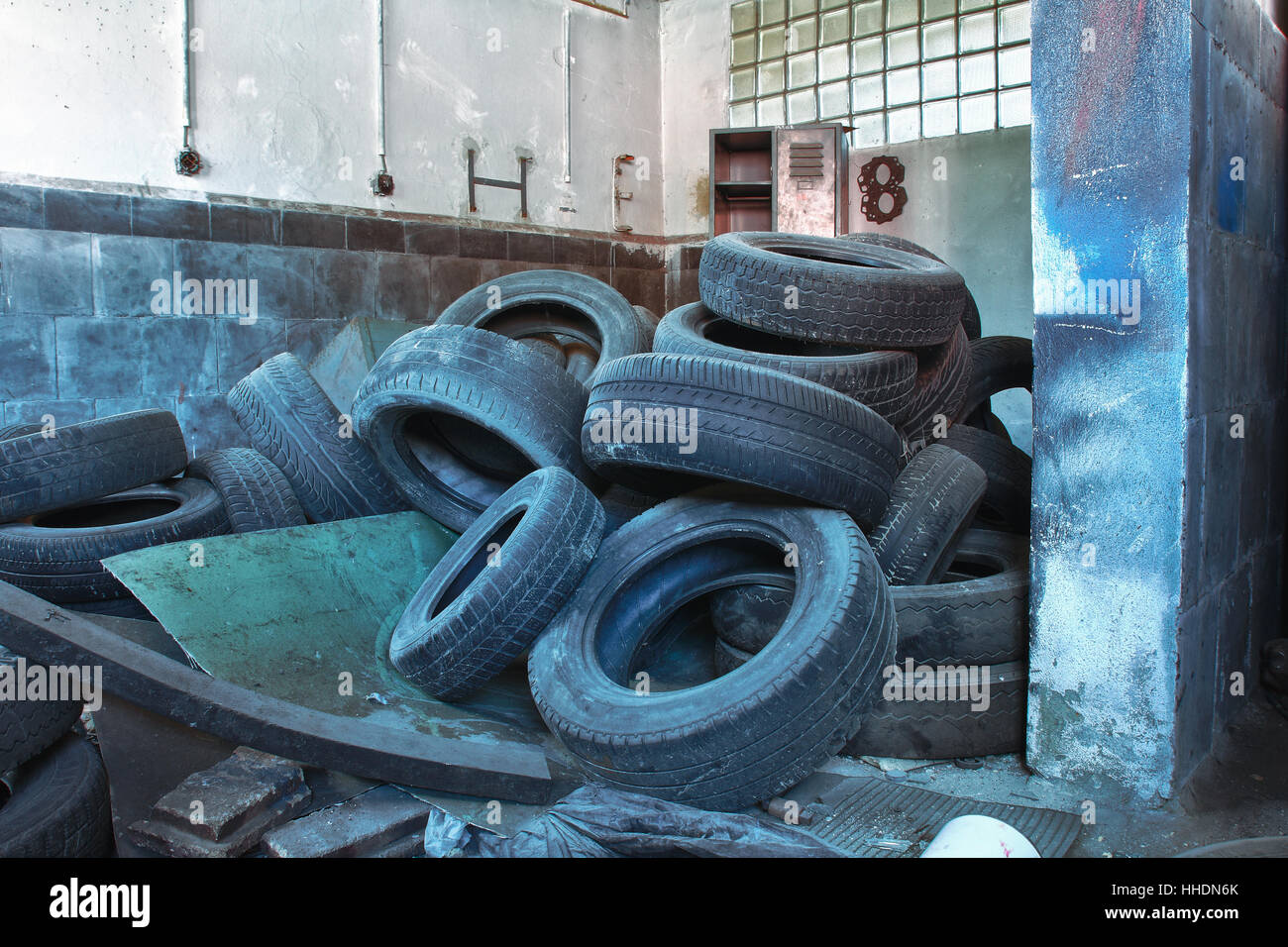 Vieux pneus,photo de la démolition de l'usine textile Banque D'Images