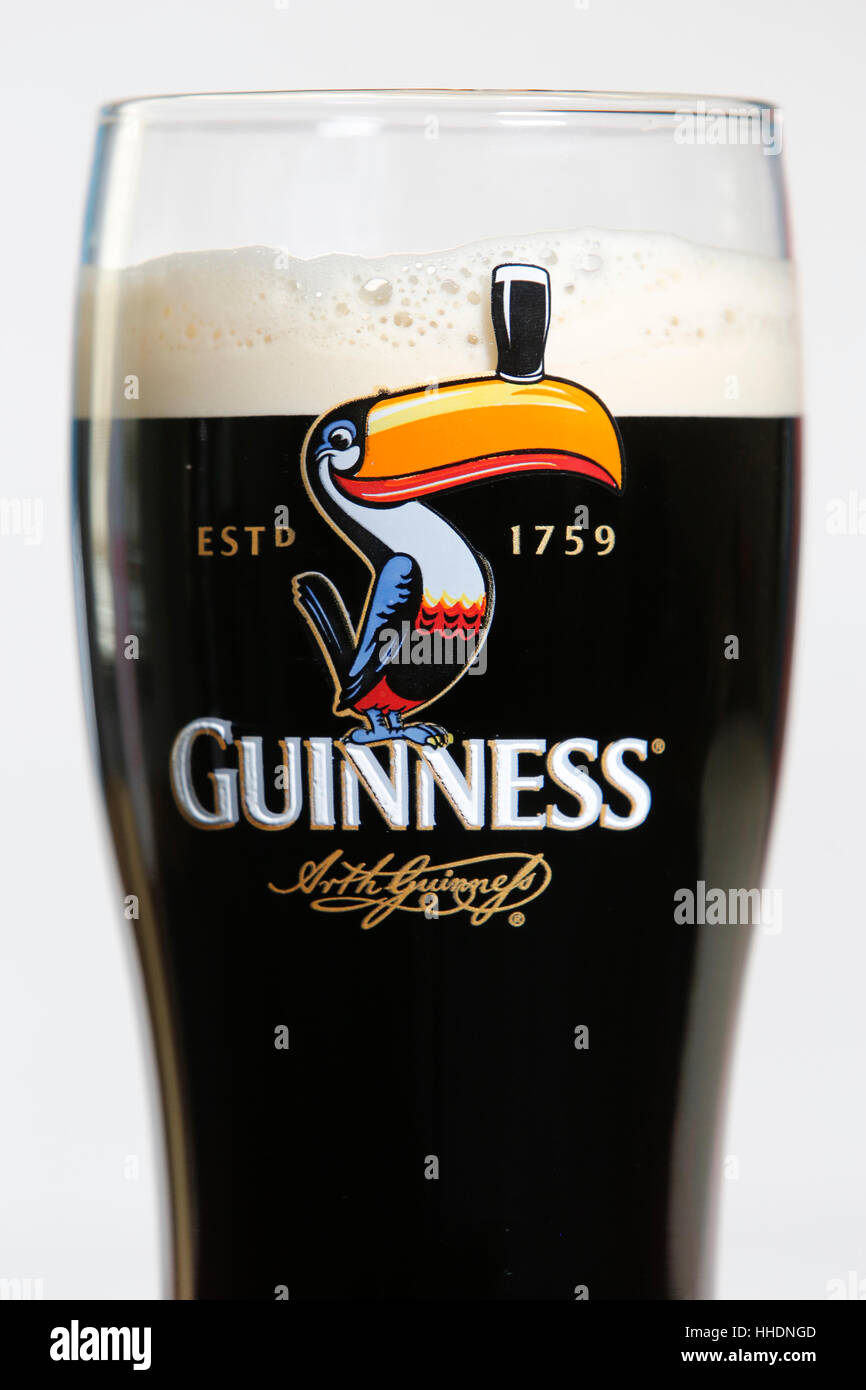 Pinte de Guinness en verre Photo Stock - Alamy