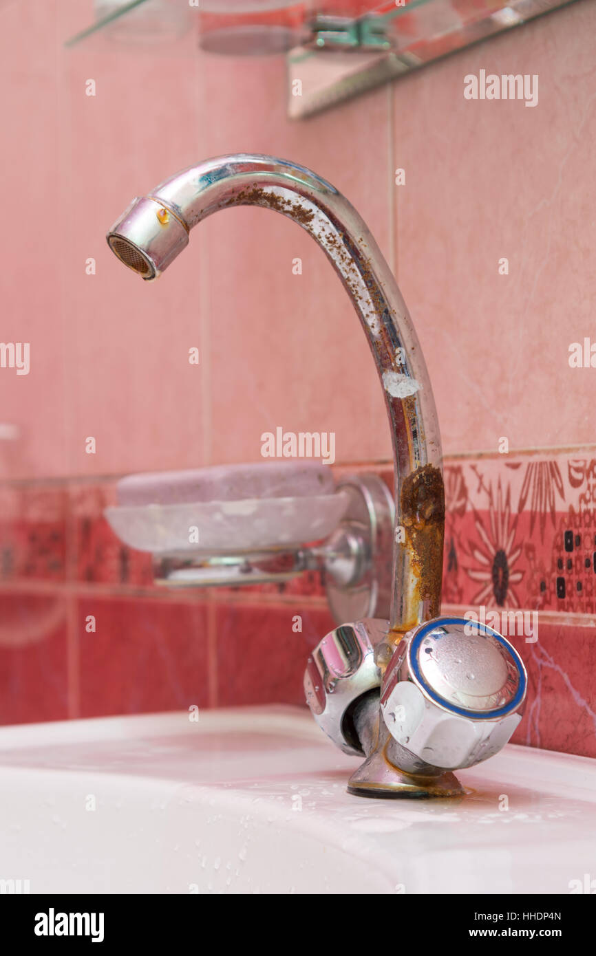 Ancien robinet rouillé sur le lavabo dans la salle de bains Photo Stock -  Alamy