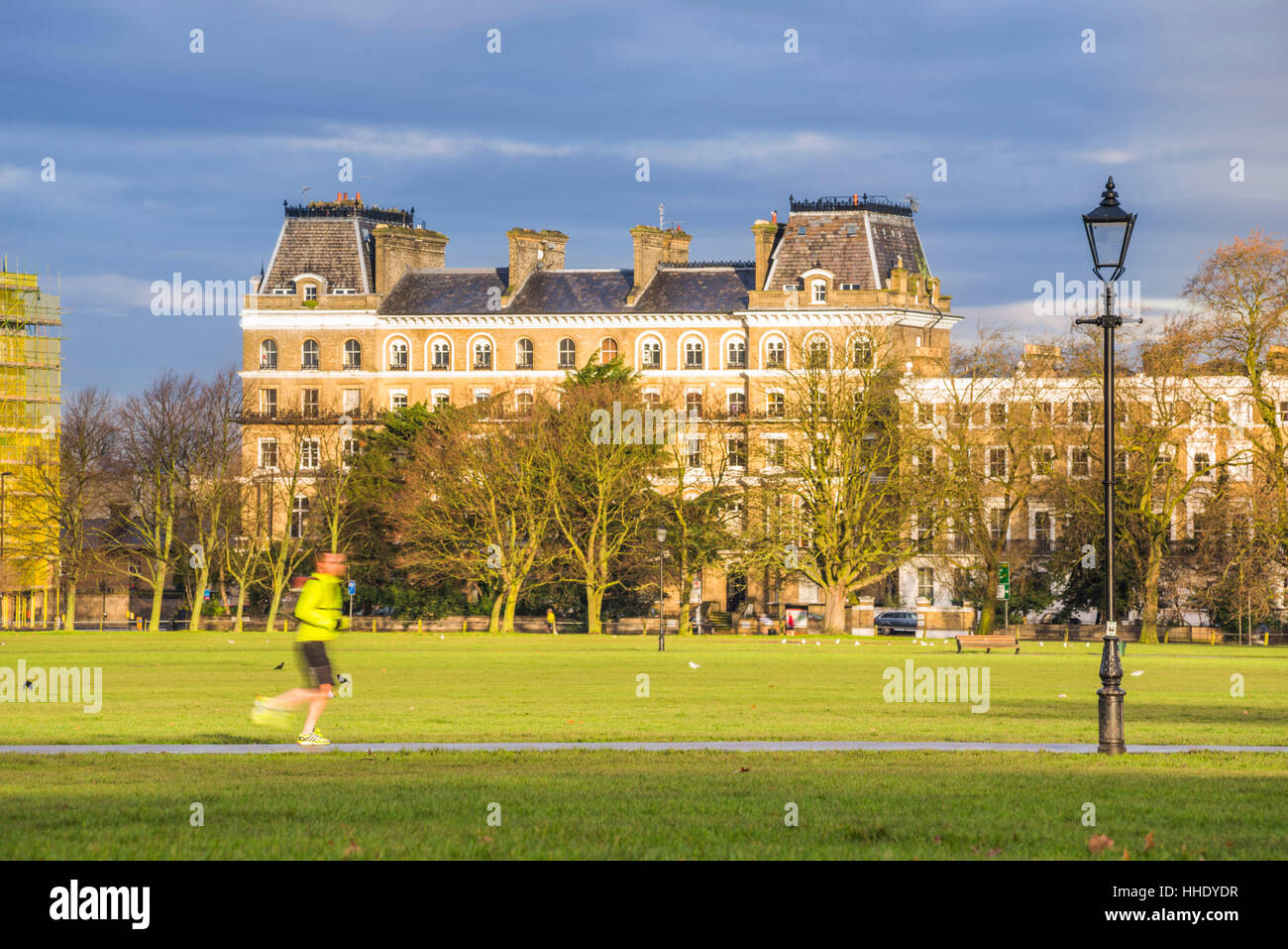 Jogger le jogging sur Clapham Common, l'Arrondissement de Lambeth, London, UK Banque D'Images