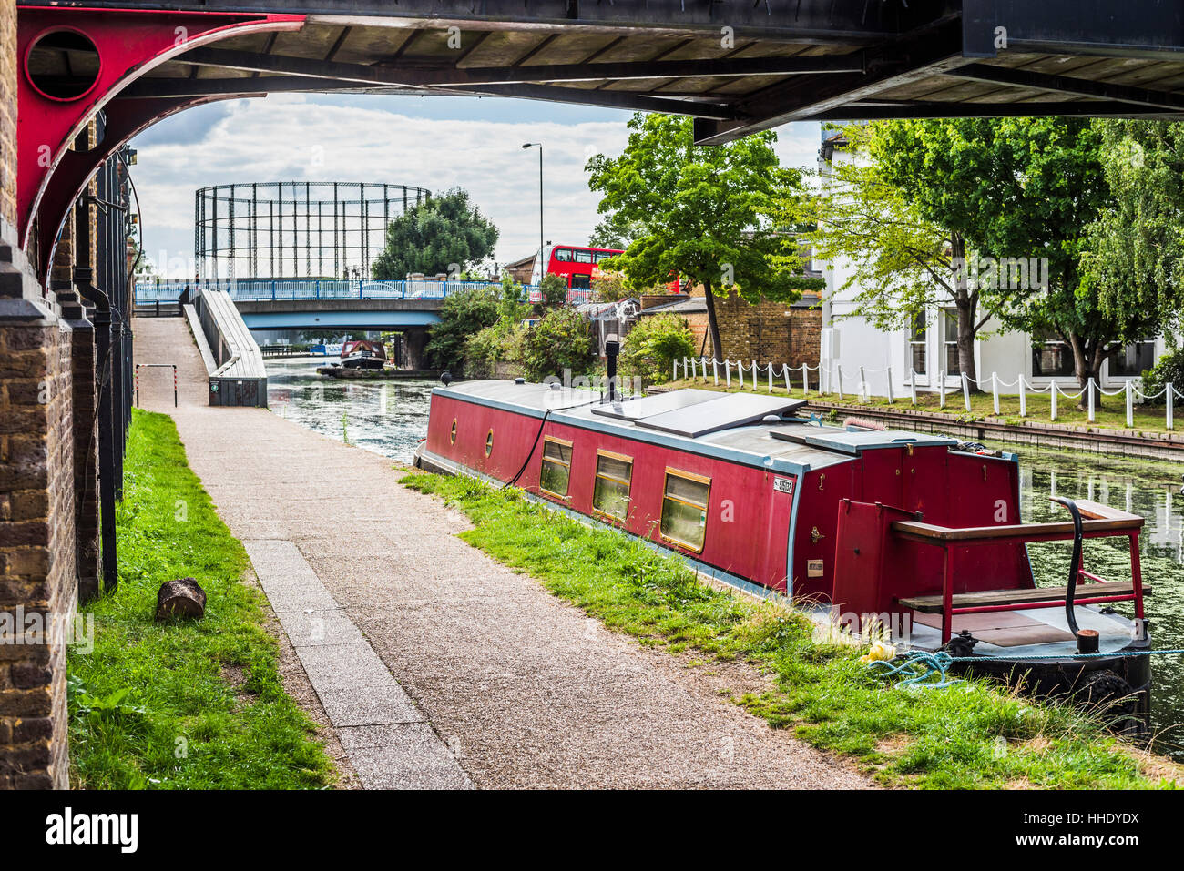 Canal à Ladbroke Grove dans le quartier royal de Kensington et Chelsea, London, UK Banque D'Images