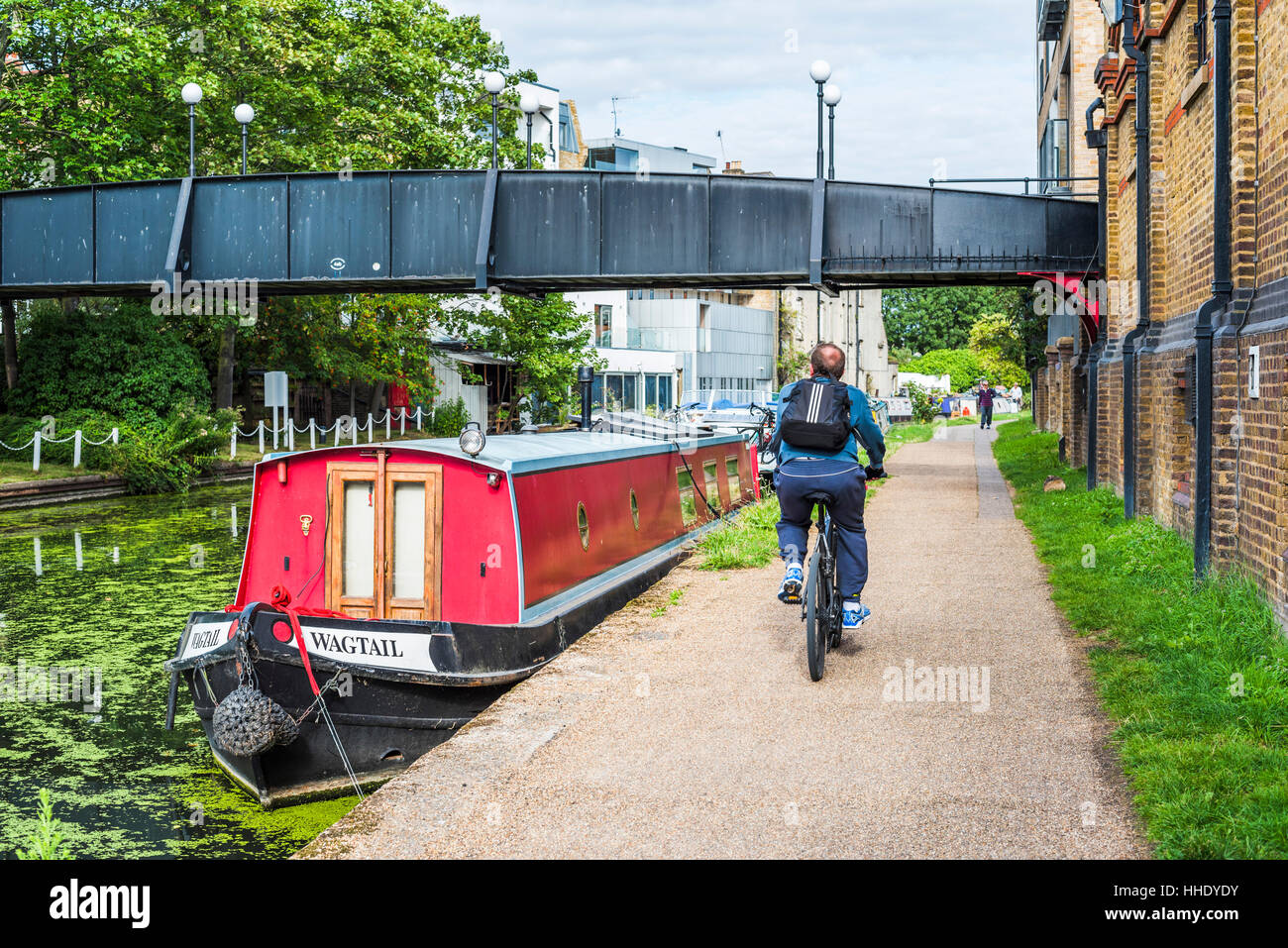 Randonnée à vélo par le canal à Ladbroke Grove dans le quartier royal de Kensington et Chelsea, London, UK Banque D'Images