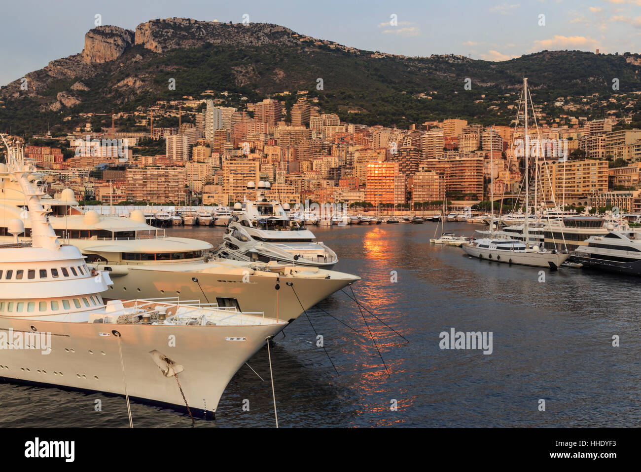 D'énormes super yachts dans le beau port de Monaco (Port Hercule) au lever du soleil, de la mer, Monte Carlo, Monaco, Méditerranéenne Banque D'Images