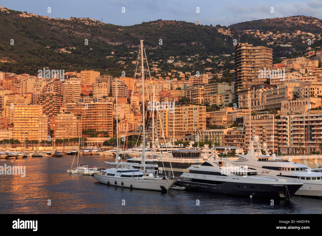 Bateaux disponibles dans le beau port de Monaco (Port Hercule) au lever du soleil, de la mer, Monte Carlo, Monaco, Méditerranéenne Banque D'Images