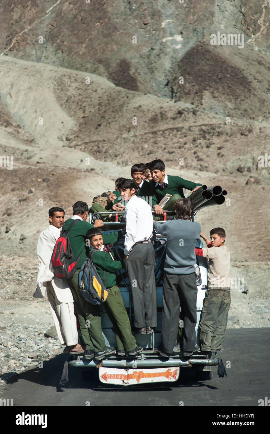 Enfants surcharge un bus local pour se rendre à l'école , Gilgit-Baltistan, Pakistan Banque D'Images