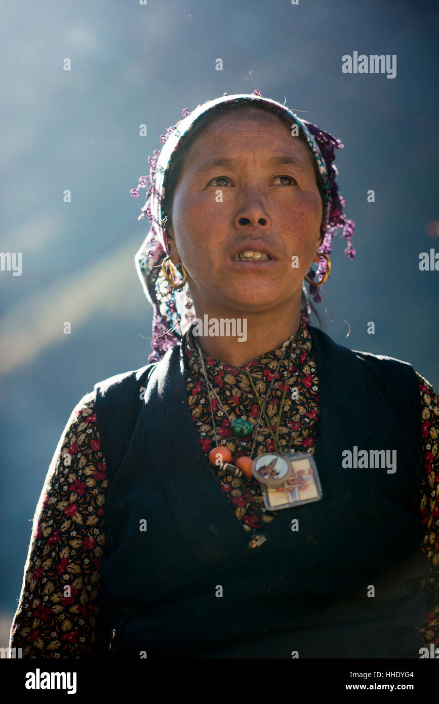 Une femme tibétaine dans la vallée de Langtang au Népal Banque D'Images