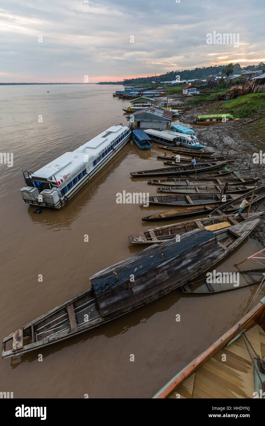 Divers bateaux le long des berges de la rivière amazonienne, Loreto, Pérou Banque D'Images