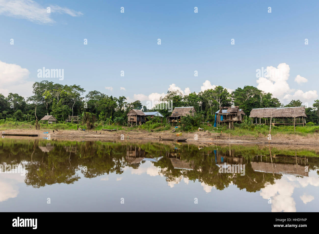 Village sur les rives de l'El Dorado, le haut bassin du fleuve Amazone, Loreto, Pérou Banque D'Images
