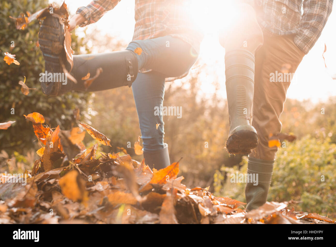 En quelques coups de bottes de pluie les feuilles d'automne Banque D'Images