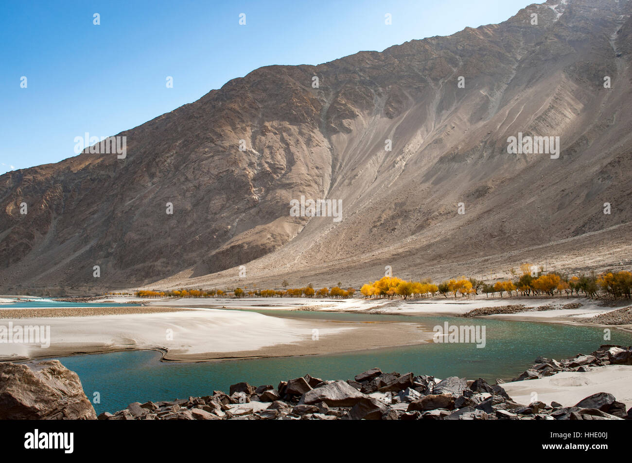 Les fleuves Shyok River dans la vallée de Khapalu près de Skardu, Gilgit-Baltistan, Pakistan Banque D'Images